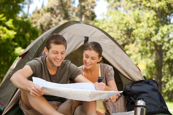 Camping en couple dans le parc — Photo