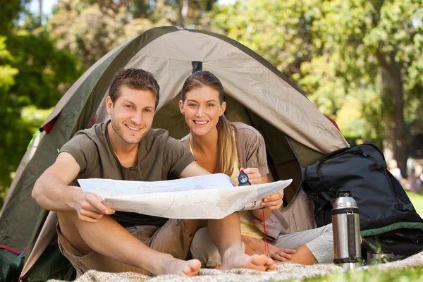 Casal acampar no parque — Fotografia de Stock
