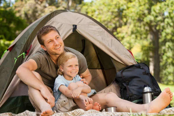 Padre y su hijo acampando —  Fotos de Stock