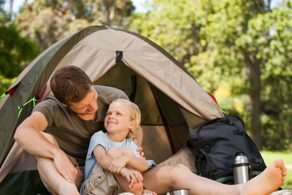 Far och hans son camping — Stockfoto