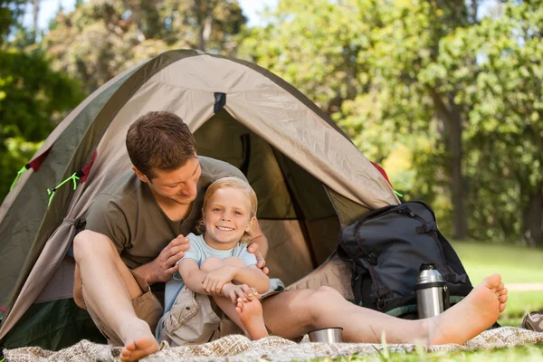 Pai e seu filho acampar — Fotografia de Stock