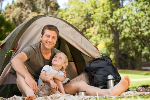 Pai e seu filho acampar — Fotografia de Stock