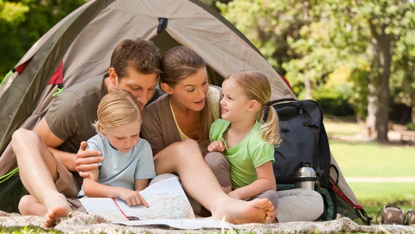 Campeggio per famiglie nel parco — Foto Stock
