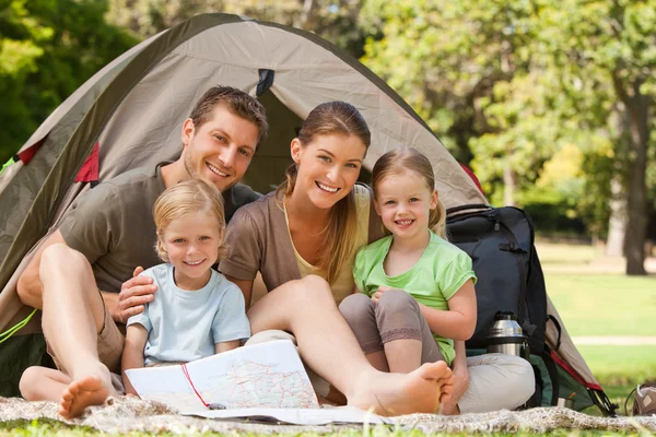 Familie camping in het park — Stockfoto