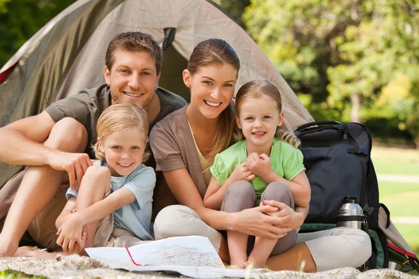 Familj camping i parken — Stockfoto