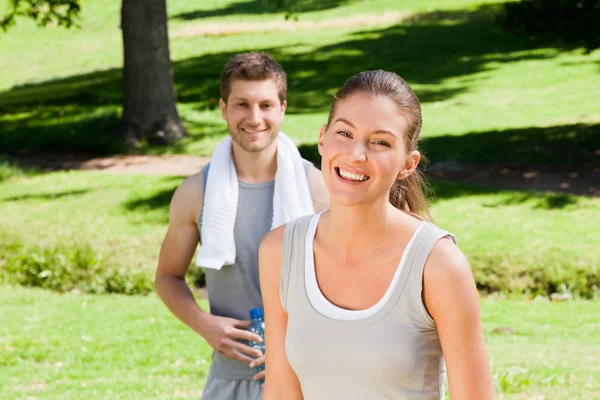 Sporty couple in the park — Stock Photo, Image