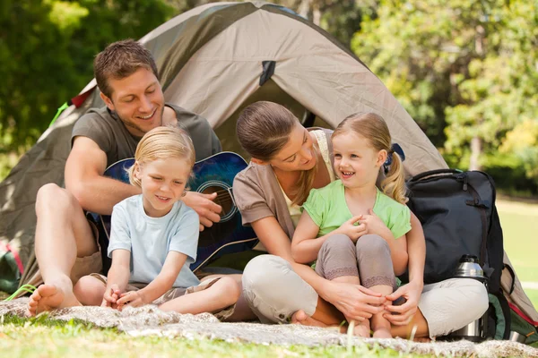 Aile parkta kamp kuruyor. — Stok fotoğraf