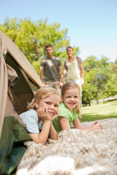 Gelukkig familie camping in het park — Stockfoto