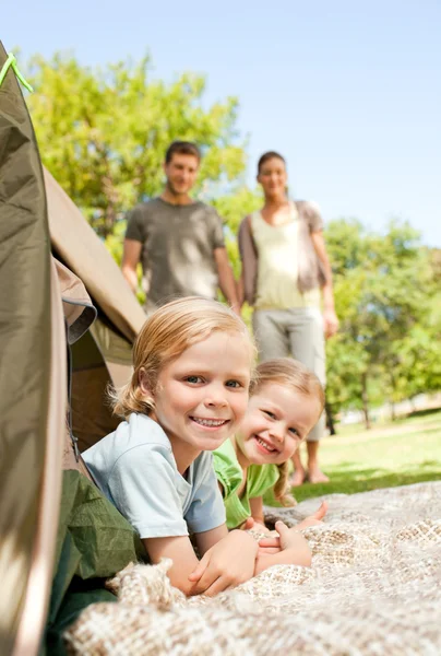 Joyeux camping familial dans le parc — Photo