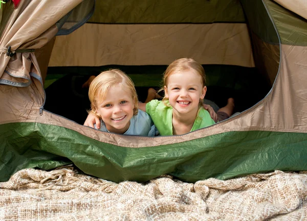 Šťastná rodina táboření v parku — Stock fotografie