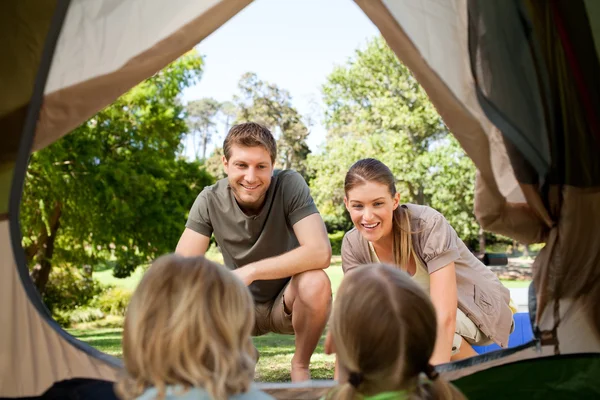 Szczęśliwa rodzina camping w parku — Zdjęcie stockowe