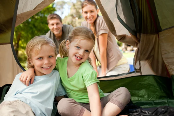 Felice famiglia campeggio nel parco — Foto Stock