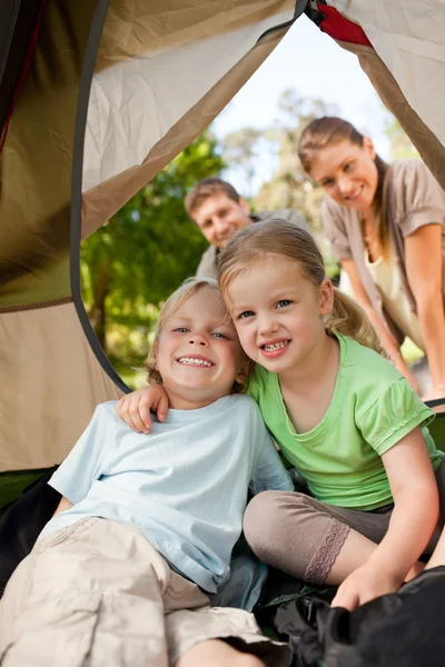 Glückliche Familie campt im Park — Stockfoto