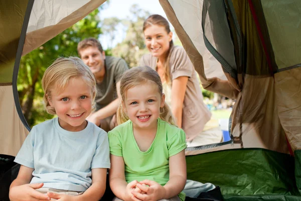 Lycklig familj camping i parken — Stockfoto