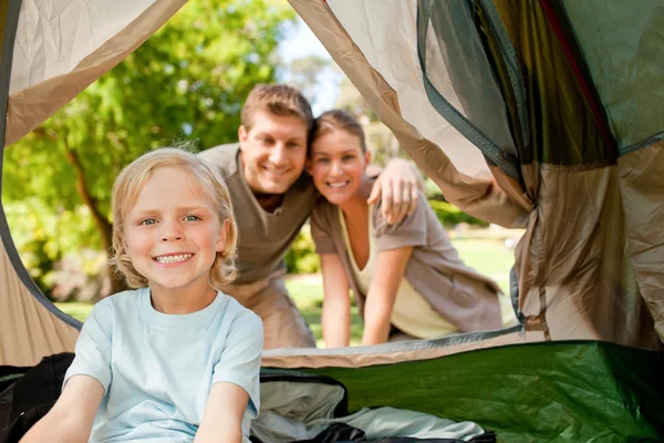 Familia feliz acampando en el parque —  Fotos de Stock