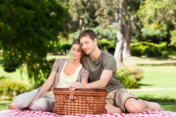 Paar picknicken in het park — Stockfoto