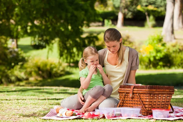 Mother and her daughter picnicking in the park — Stock Photo, Image