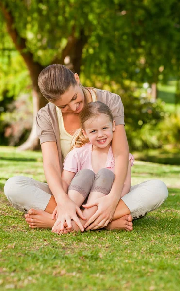 Daughter with her mother in the park — Stock Photo, Image