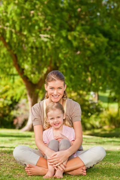 Daughter with her mother in the park — Stock Photo, Image