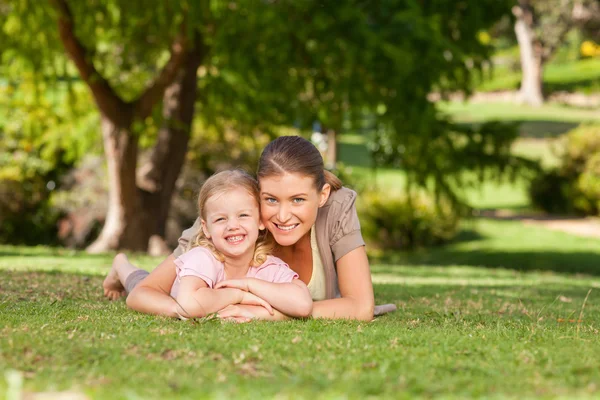Figlia con sua madre nel parco — Foto Stock