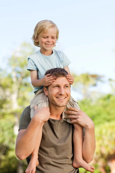 Père donnant un fils un piggyback — Photo