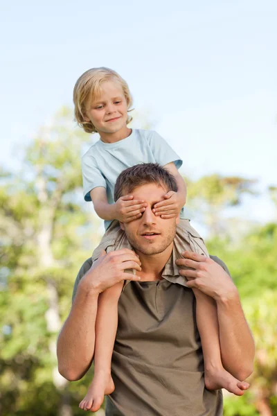 Otec dává synovi na zádech — Stock fotografie