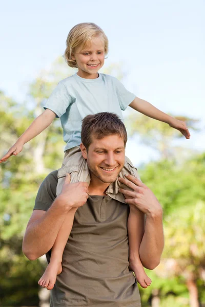 Fadern gav sonen en piggyback — Stockfoto