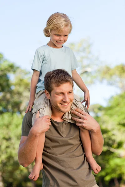 Vader zoon geven een piggyback — Stockfoto