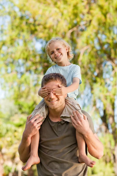 Feliz padre dando hijo un piggyback —  Fotos de Stock