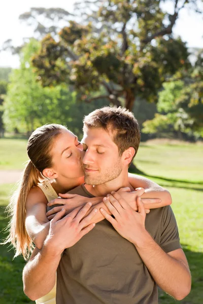 Žena objímala svého pohledného manžela — Stock fotografie