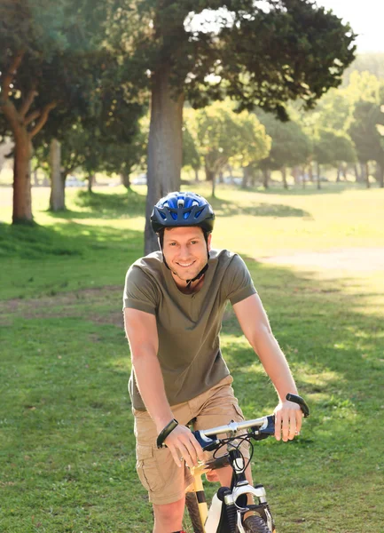 Jonge man met zijn fiets — Stockfoto