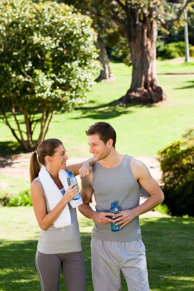 Sporty lovers in the park — Stock Photo, Image