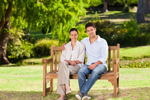 Par på bänken — Stockfoto