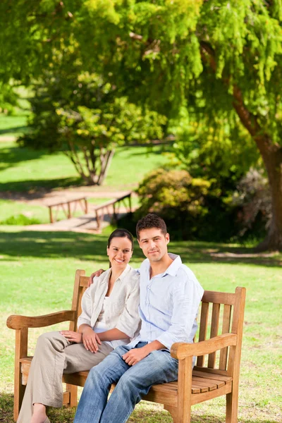 Couple sur le banc — Photo