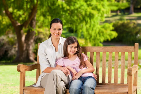 母亲和她的女儿坐在板凳上 — 图库照片