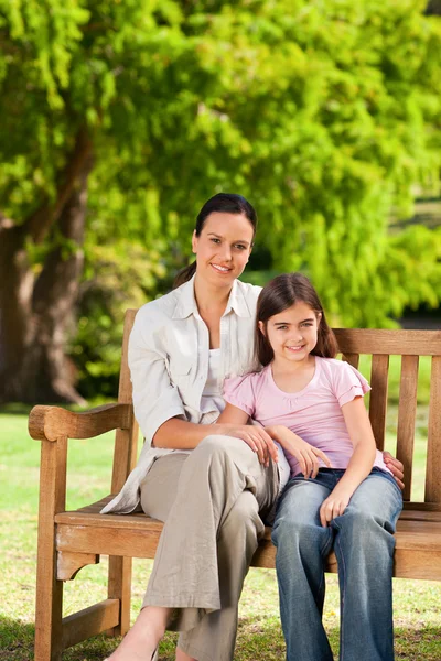Mor och hennes dotter på bänken — Stockfoto