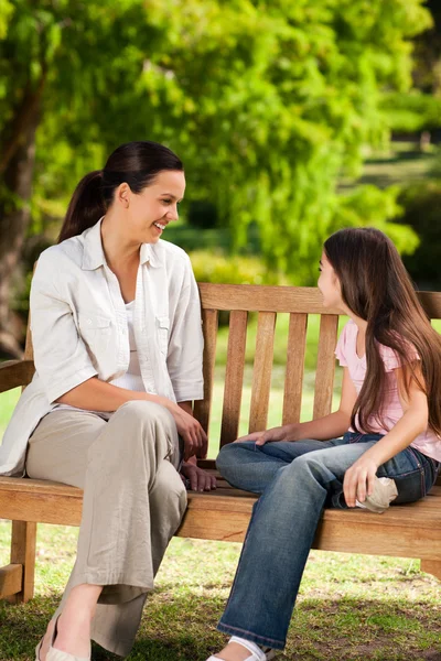 Matka a její dcera na lavičce — Stock fotografie