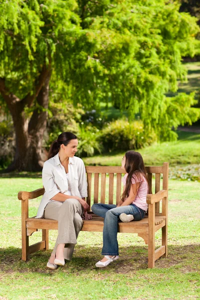 母亲和她的女儿坐在板凳上 — 图库照片