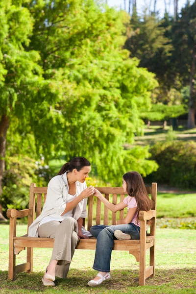 Söt flicka med sin mamma i parken — Stockfoto