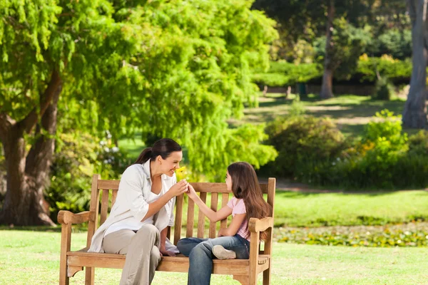 Menina bonito com sua mãe no parque — Fotografia de Stock