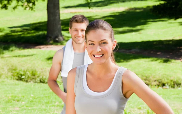 Sporty couple in the park — Stock Photo, Image