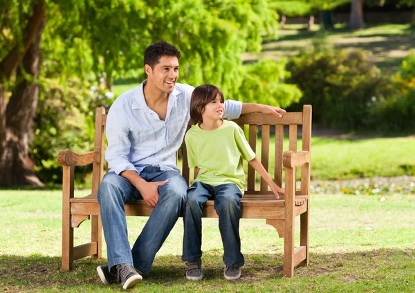 Far med sin son på bänken — Stockfoto