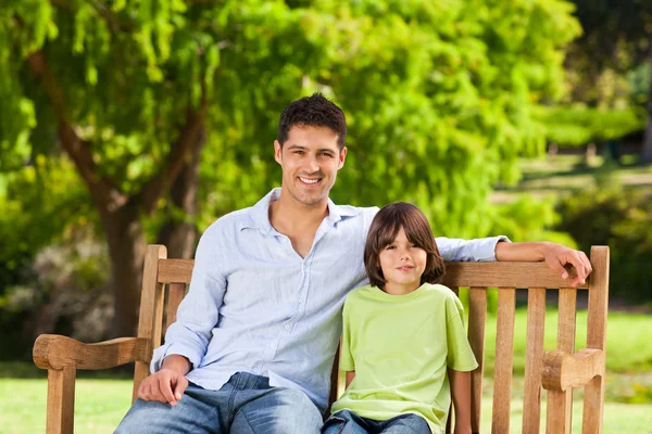 Ojciec z synem na ławce — Zdjęcie stockowe