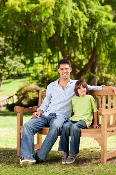 父亲和他的儿子坐在板凳上 — 图库照片