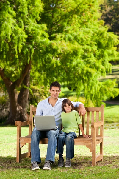 Ojciec z synem, patrząc na laptopa — Zdjęcie stockowe