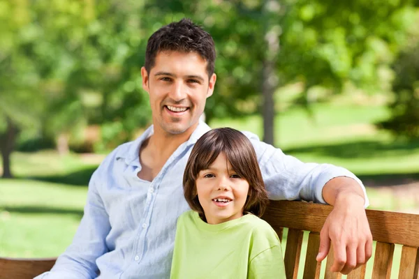 Syn z ojcem na ławce — Zdjęcie stockowe