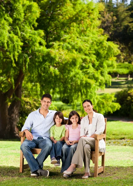 Rodina na lavičce — Stock fotografie