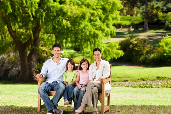 Familjen på bänken — Stockfoto