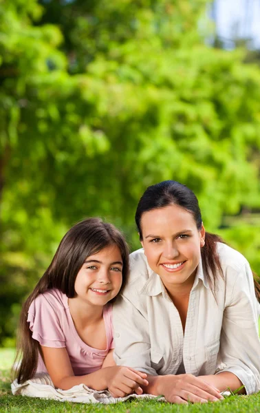 Mother with her daughter lying down — Stock Photo, Image