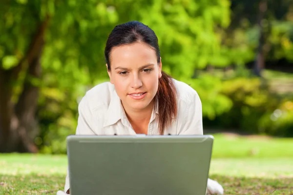 Jonge vrouw werkt aan haar laptop — Stockfoto